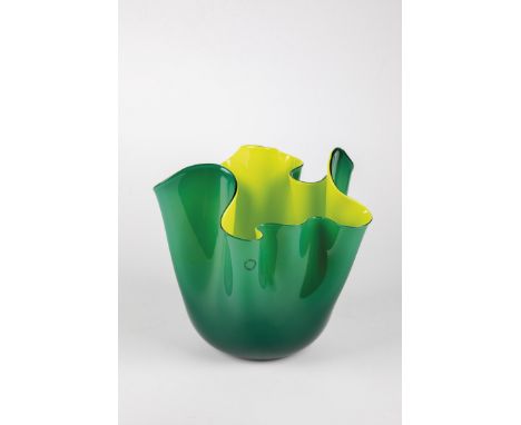 Taschentuch - Vase ''sommerso'' Fulvio Bianconi (Entwurf), Venini, Murano, um 1954 Gruenes Glas, mit zitronengelbem Opal unte