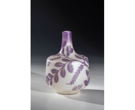 Vase Beckmann &amp; Weis, Muegeln bei Dresden, um 1920 Farbloses Glas, mit weissem Opal unterfangen,  lila ueberfangen. Relie