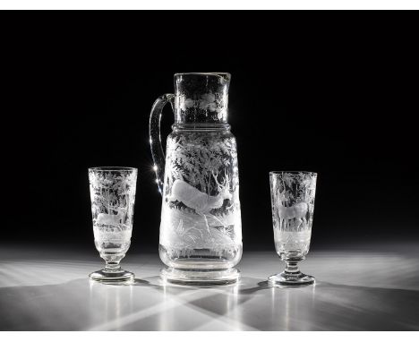 Jagdkrug mit zwei Fussbechern Boehmen M. 19. Jh. Farbloses Glas mit fein geschnittenen Hirsche und Rehen in baumbestandener L