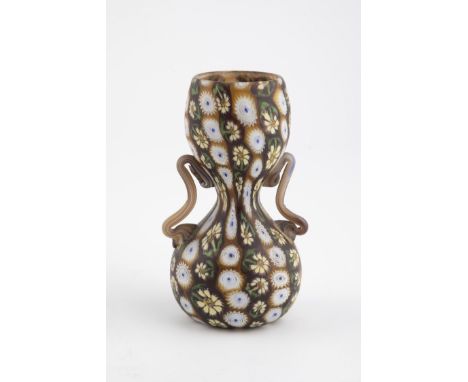 Zierhenkelvase ''Murrine floreali'' Fratelli Toso, Murano, um 1910 Farbloses Glas mit eingeschmolzenen mehrfarbigen Murrine. 