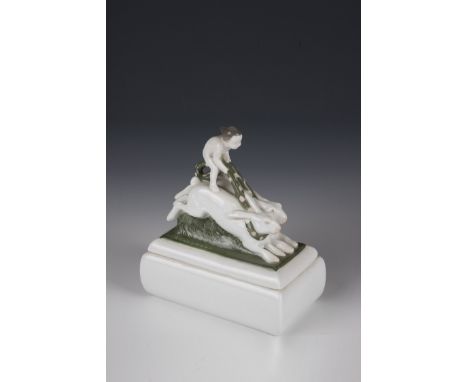 Deckeldose ''Lustiger Ritt'' Albert Caasmann (Entwurf) 1913, Rosenthal, 1913 Rechteckiger Korpus. Putto reitet stehend auf zw