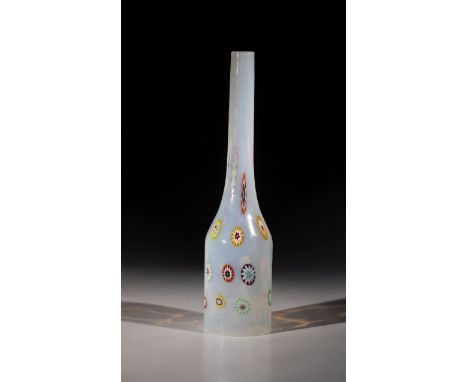 Flaschenvase Murano, um 1955/60 Farbloses Glas mit eingeschmolzenen mehrfarbigen Murrine, mit weissem Opal unterfangen. Orig.