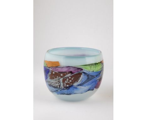 Vase ''Farbige Landschaft'' Volkhard Precht, 1992 Farbloses Glas, mit tuerkisfarbenem Opal unterfangen. Mehrfarbiger Zwischen