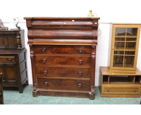 Victorian mahogany Scotch chest of drawers with wooden knob handles and 5 drawers