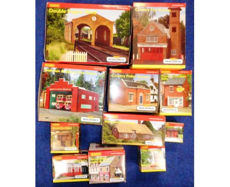 Hornby. 00 gauge buildings. Skaledale. Double engine shed.; Bus shelter.; Wooden bus shelter.; Lower Skaledale&nbsp;waiting r