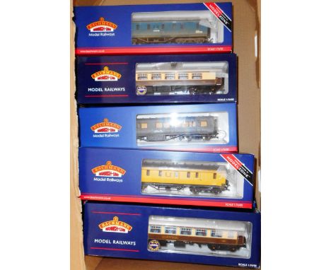Bachmann 00 gauge. Various carriages including pullman coaches,&nbsp; breakdown tool train van, re-railing coach, weathered p