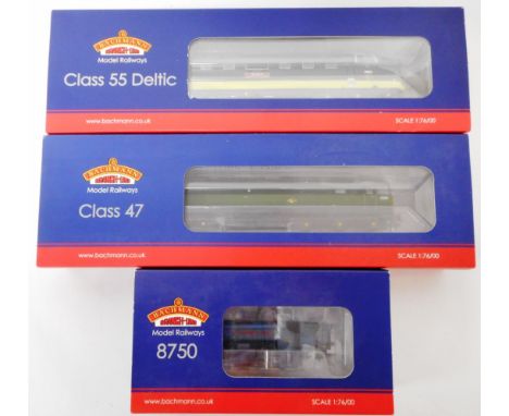 Bachmann 00 gauge. 32-529A Class 55 diesel loco. D9014 'The Duke of Wellington's Regiment', green/green, B.R.; 32-804 Class 4