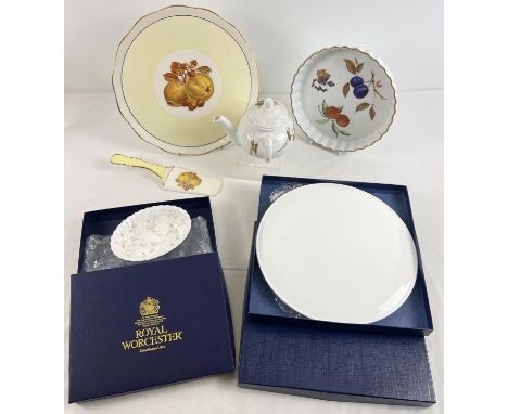 A collection of boxed and unboxed Royal Worcester and Crown Devon ceramics. To include Royal Worcester boxed white cake stand