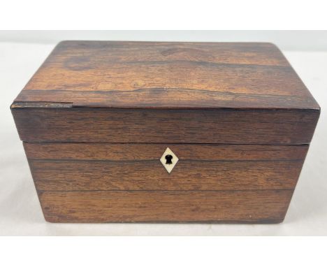 A vintage mahogany tea caddy with 2 interior compartments and diamond shaped inlaid escutcheon. Approx. 12cm x 20.5cm x 11.5c