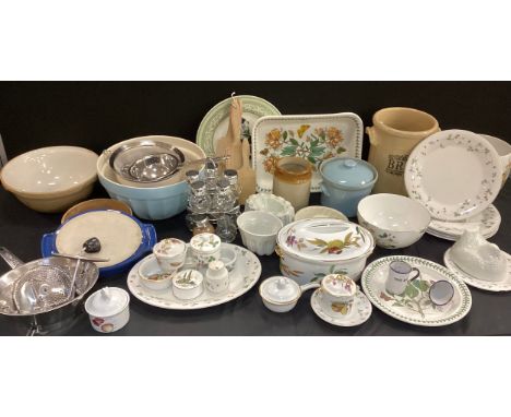 Kitchenalia - Le cruset oven dish, 8cm long, A Green’s Newstyle jelly mould as a chicken, others, set of six Royal Doulton ‘S