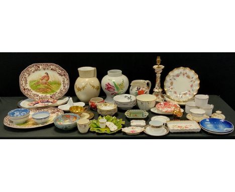 Ceramics - A Royal Crown wavy rim plate, 'Derby Posie' trinket dishes, 'Old Avesbury' lamp, 28cm high, Abbeydale rectangular 