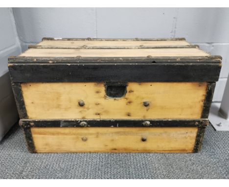 A vintage travelling trunk, 77 x 42 x 45cm.