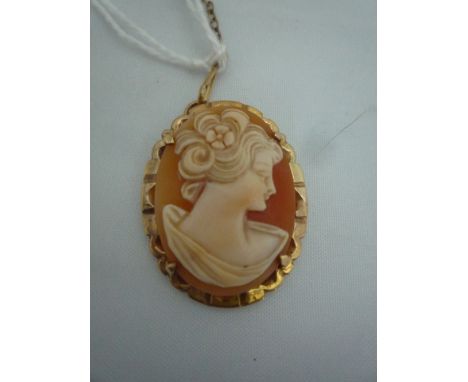 A 9CT GOLD CAMEO BROOCH, with carved lady in profile to a scalloped surround, hallmarks for London