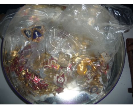 A TIN CONTAINING A LARGE QUANTITY OF WWII ERA, RUSSIAN ARMY MILITARY BADGES, COLLAR DEVICES, SUBMARINE BADGE, etc over one hu