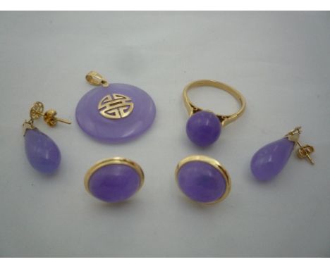 A SUITE OF LILAC JADE JEWELLERY, to include two pairs of earrings, pendant and ring