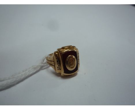 AN AMERICAN COLLEGE CLASS RING, with hardstone centre and emblem to the front, dated 1949, stamped 10k, ring size K