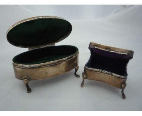 A SILVER OVAL CASKET, with engine turned decoration to top on four cabriole legs, green velvet lined, approximately 9.5cm x 5