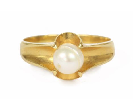 A high carat gold single stone cultured pearl ring, marked 21k4.13g