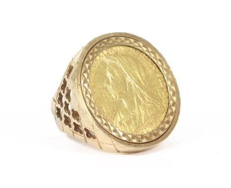 A sovereign dated 1898, set to a 9ct gold ring mount with openwork shoulders15.21g