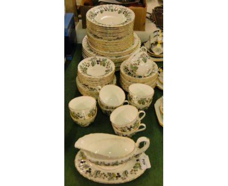 Royal Worcester dinner and teaset in "Lavinia" pattern.