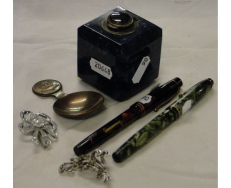 2 Fountain pens, marcasite brooches, caddy spoon and a lapis lazuli inkwell.