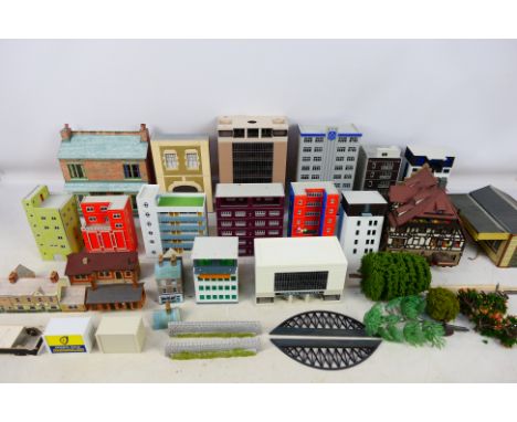 Tomix - Faller - Others - An assortment of mixed scale buildings (some kit built) in O and N scale to include Terraced houses