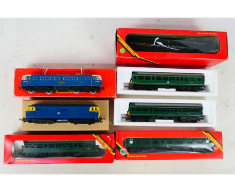 Hornby - Tri-ang - A selection of OO gauge model railway items to include R157 BR Diesel Railcar Power Coach and Trailer Coac