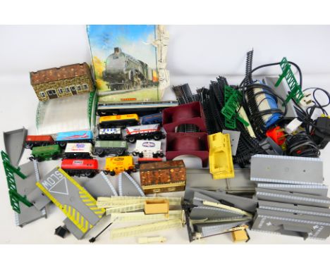 Hornby - Lima - A mixed assortment of loose HO/OO models railway items to include rolling stock, track, buildings, platform s