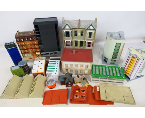 Kato - Tomix - Vollmer - Others - A collection of 14 model building in varying scales (mostly N scale). The building are a mi
