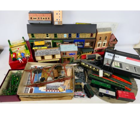 Hornby - Triang - Dublo - A mixed lot of mostly loose model railway items in varying scales to include assembled card kit O g