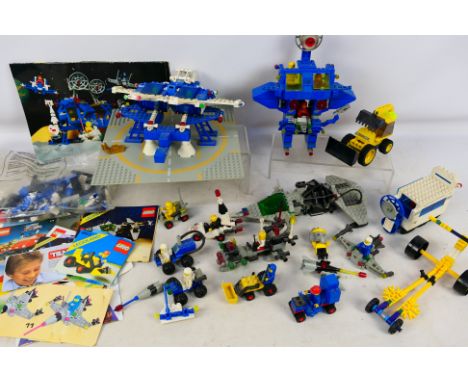 Lego - A mixed assortment of unboxed vintage Legoland Space pieces, figures and instructions appearing to relate to various s