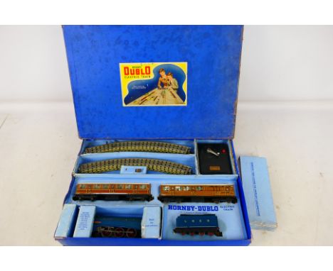 Hornby Dublo - A boxed OO gauge EDP1 Passenger Trainset 'Sir Nigel Gresley'. Set contains the Loco, 2 passenger coaches, 8 pi
