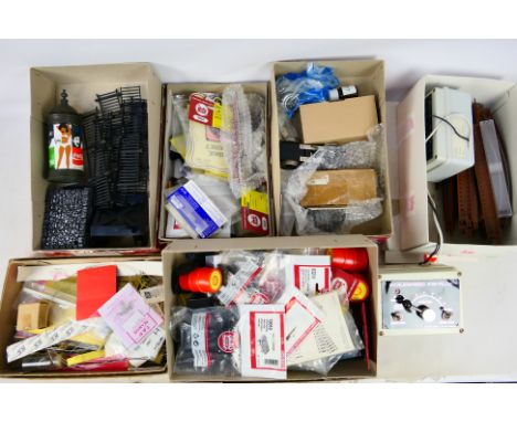 Lehmann - Tri-ang - others - A mixed lot of mostly loose model railway accessories in varying scales to include switch drives
