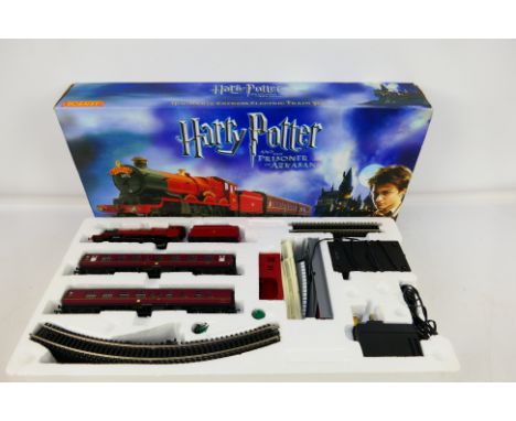 Hornby - Harry Potter - A boxed Harry Potter And The Prisoner Of Azkaban electric train set # R1053. It shows light signs of 