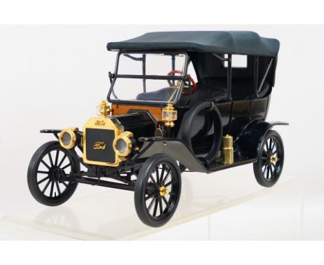 Franklin Mint - A 1/16 scale diecast The 1913 Ford Model T. Item appears to be in excellent condition with its certificate of