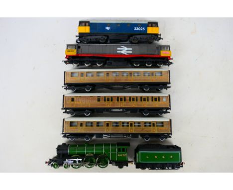 Hornby - Lima - 3 unboxed HO/OO gauge locomotives to include a Class A1 4-6-2 4472 -Flying Scotsman' with 3 teak coaches, a C