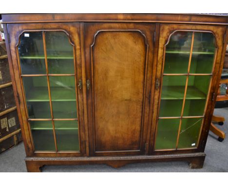 A 1930's walnut glazed bookcase (134.5 x 114.5cm)