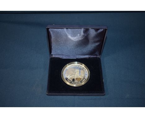 A Guernsey 1997 Golden Wedding Anniversary 5oz silver proof œ10 coin with 22carat gold cameo limited edition 1327/2500, comes