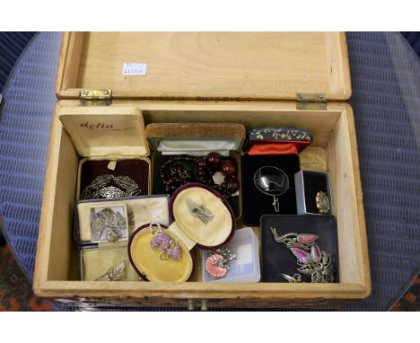  A collection of antique/vintage silver jewellery  to include 1950's brooches, mosaic brooch, amber necklace etc.   