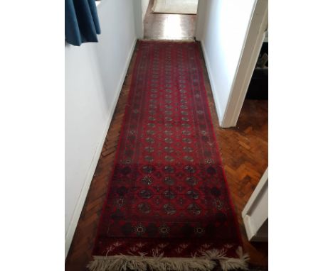 A red ground runner measuring 950 cm x 84 cm.

NOTE: ITEM IS LOCATED IN THE CW6 POSTCODE AREA, THE SUCCESSFUL BIDDER WILL BE 