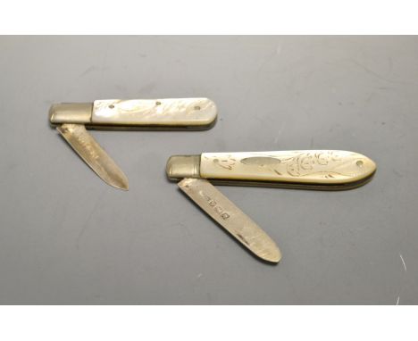 A Victorian silver bladed pocket fruit knife, mother of pearl handle, Sheffield 1881;  another larger 1910 (2)