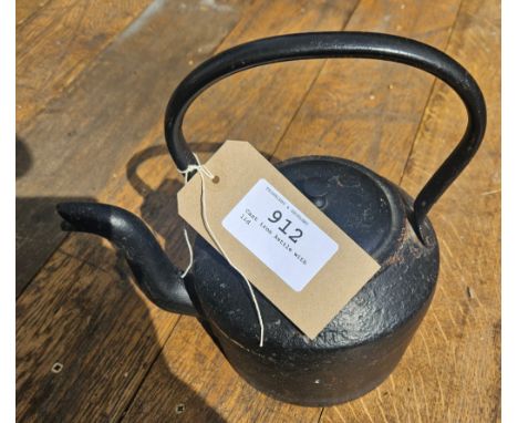 Cast iron kettle with lid