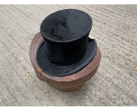 Top hat size 7 3/8 with box