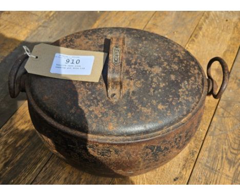 Kenrick cast iron cooking pot with lid