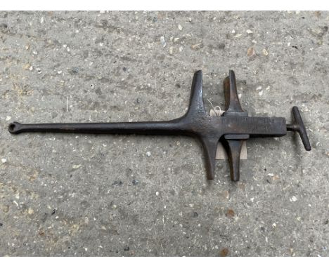 Adjustable hub cap spanner