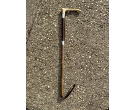 Hunting whip, hallmarked silver engraved 1901 with a crown and the letter R