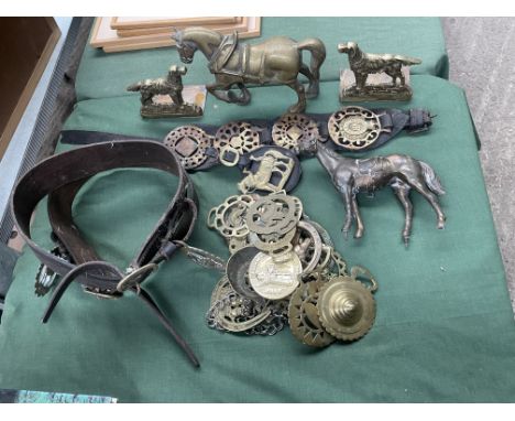 Brass hunting dog bookends, brass horse and horse brasses