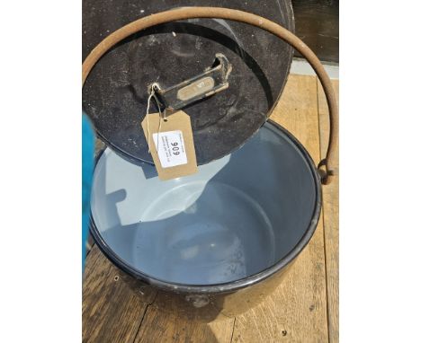 Judgeware enamel cooking pot with lid