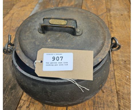 One gallon cast iron cooking pot with lid