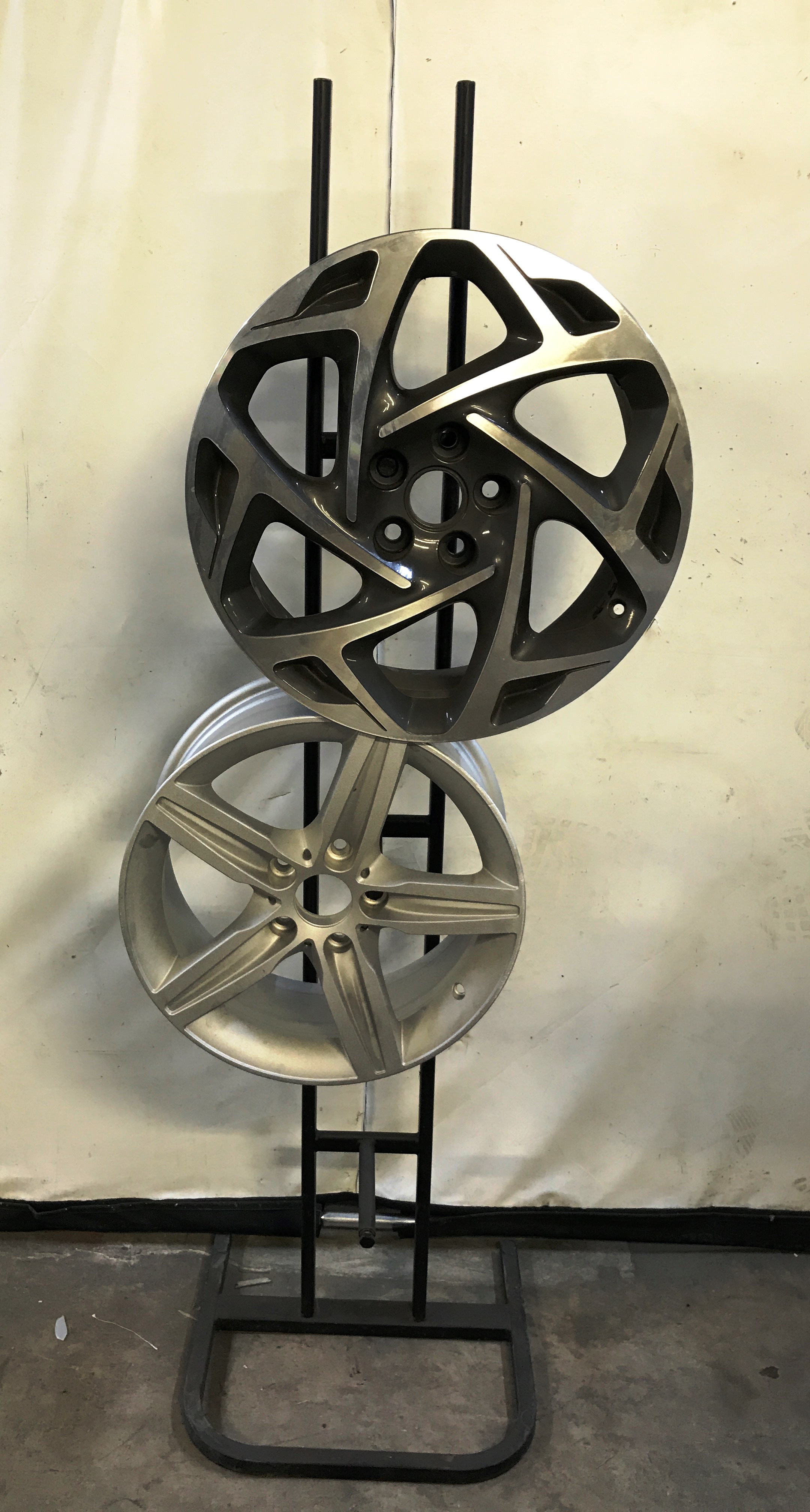 2 x Alloy Wheel Stands With 2 ExDisplay Alloys AttachedThis lot is